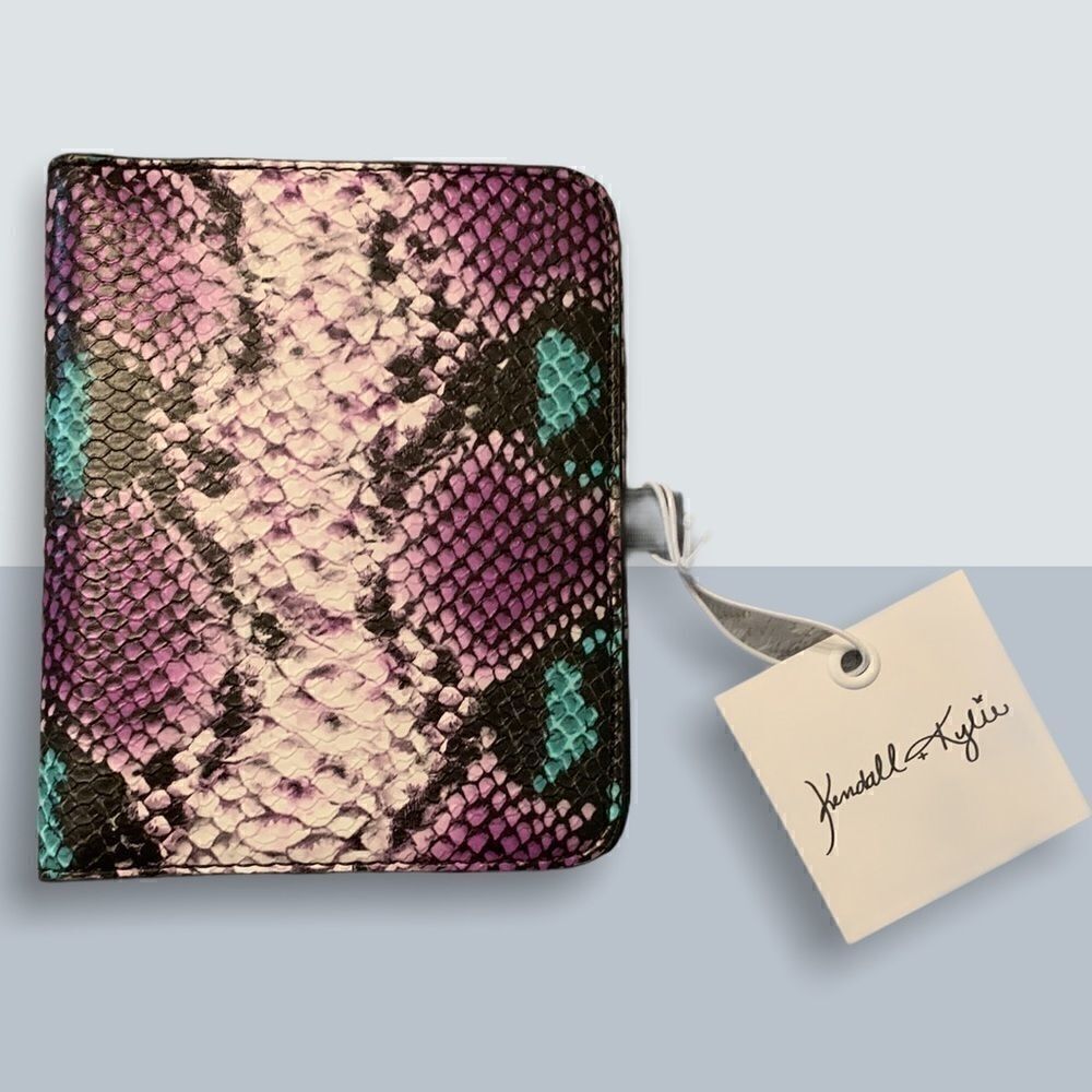 2/40$ Purple+Teal Kendall & Kylie Passport Cover